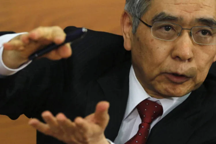 
	Presidente do banco central japon&ecirc;s, Haruhiko Kuroda: Kuroda destacou sua resolu&ccedil;&atilde;o de afrouxar mais a pol&iacute;tica monet&aacute;ria se os riscos amea&ccedil;arem o cumprimento da meta do BC
 (Yuya Shino/Reuters)
