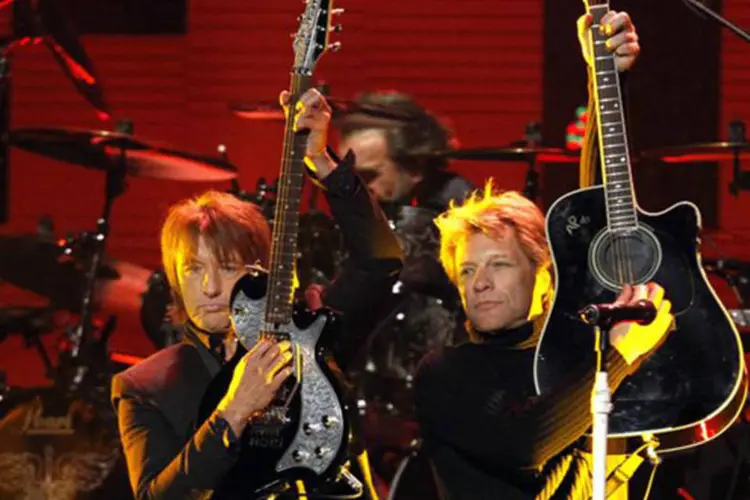 Richie Sambora e Jon Bon Jovi se apresentam durante o concerto beneficente "12-12-12" para as vítimas da tempestade Sandy, no Madison Square Garden, em NY (Lucas Jackson/Reuters)