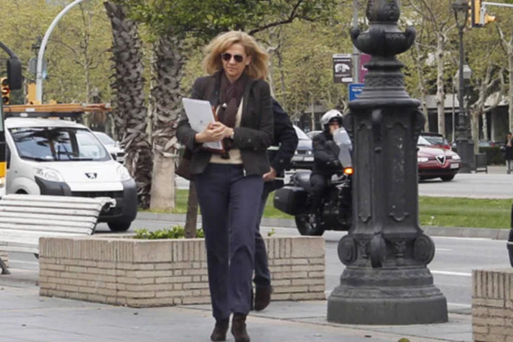 
	Princesa Cristina da Espanha a caminha do seu trabalho, no banco La Caixa no centro de Barcelona: junto com seu marido, princesa &eacute; acusada de crimes em um caso de corrup&ccedil;&atilde;o
 (Reuters)