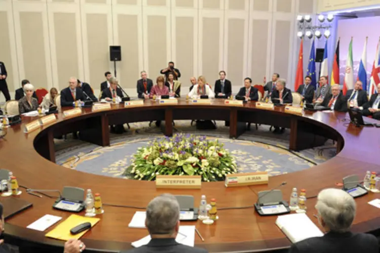 Participantes dos EUA, Rússia, China, França, Grã-Bretanha e Alemanha se preparam para o início das negociações com representantes do Irã, em Almaty, no Cazaquistão (Ilyas Omarov/Reuters)