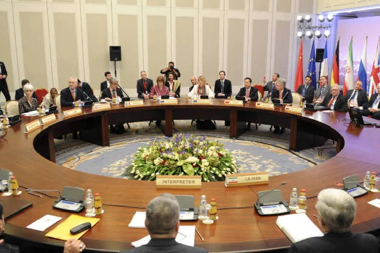 Participantes dos EUA, Rússia, China, França, Grã-Bretanha e Alemanha se preparam para o início das negociações com representantes do Irã, em Almaty, no Cazaquistão (Ilyas Omarov/Reuters)
