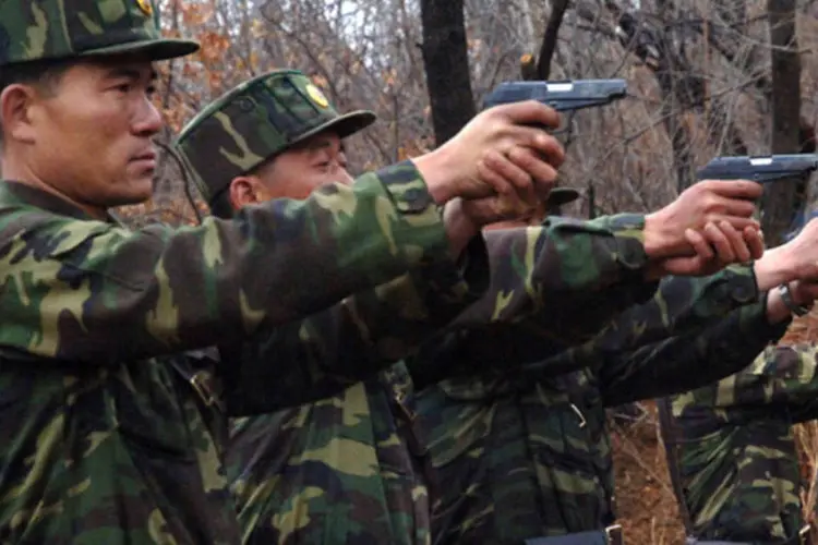 Soldados norte-coreanos participam de treinamento de tiro em local desconhecido (KCNA/Reuters)