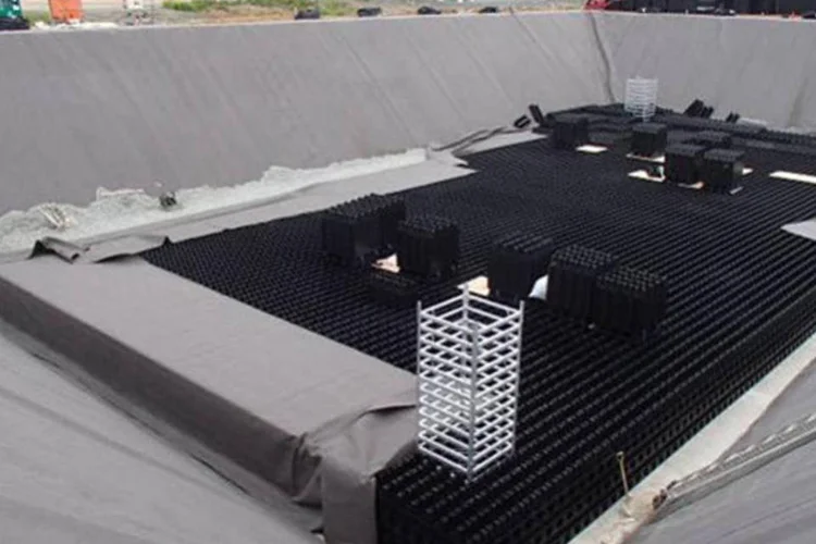 
	Tanque de armazenamento de &aacute;gua radioativa sendo constru&iacute;do na usina de Fukushima, administrada pela TEPCO: a empresa, que desconhece os motivos dos vazamentos, decidiu n&atilde;o usar mais os dep&oacute;sitos
 (Reuters)