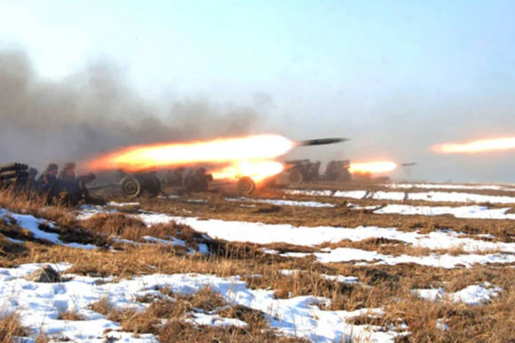 Soldados do Exército do Povo Coreano em testes com mísseis anti-aéreos no setor leste do front, em área da costa leste (KCNA/Reuters)