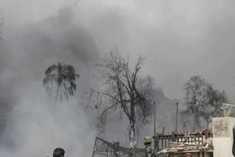Fumaça sobe após ataque suicida com carro-bomba no principal bairro comercial de Damasco, na Síria (SANA/Reuters)