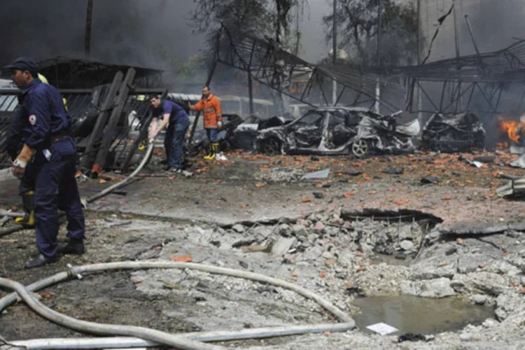 Destroços de carros após um motorista-suicida explodir um carro-bomba no principal bairro comercial de Damasco (SANA/Reuters)