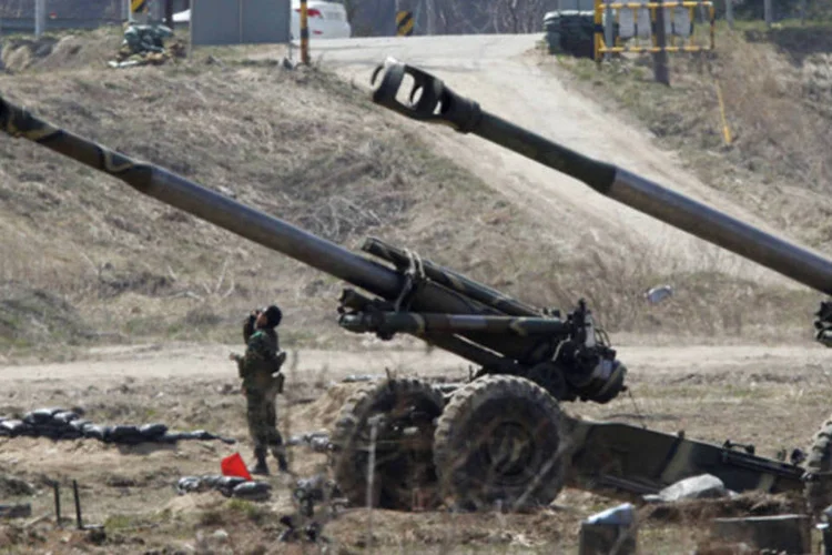 Soldado sul-coreano de uma unidade de artilharia bebe água durante exercícios militares entre EUA e Coreia do Sul, perto da zona desmilitarizada que separa as duas Coreias, em Goseong (Kim Hong-Ji/Reuters)