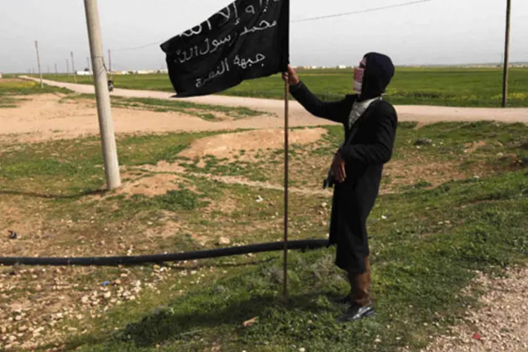 
	Combatente do grupo rebelde isl&acirc;mico s&iacute;rio al-Nusra: Abu Mohammad al-Golani disse que seu grupo manter&aacute; o nome que vem usando em sua campanha na guerra civil s&iacute;ria
 (Hamid Khatib/Reuters)
