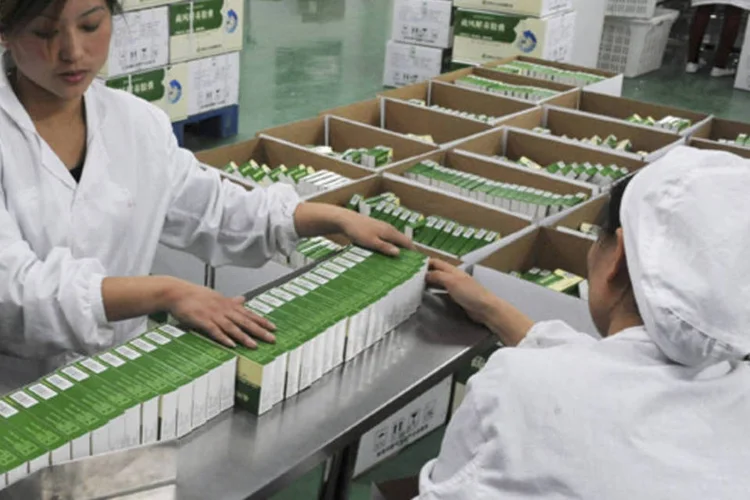 
	Funcion&aacute;rias empacotam rem&eacute;dios com patente chinesa: registros da China s&atilde;o quase cem vezes o n&uacute;mero de solicita&ccedil;&otilde;es feitas pelo Brasil em 2012
 (China Daily/Reuters)