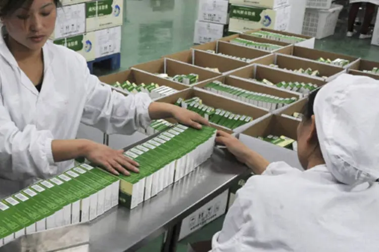 Funcionárias empacotam principais remédios com patente chinesa a integrarem o tratamento de humanos infectados pelo vírus H7N9 (China Daily/Reuters)