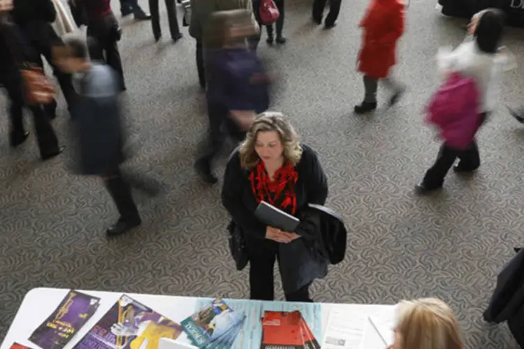 Candidato fala com um expositor em uma feira de emprego em Denver, Estados Unidos (Rick Wilking/Reuters)