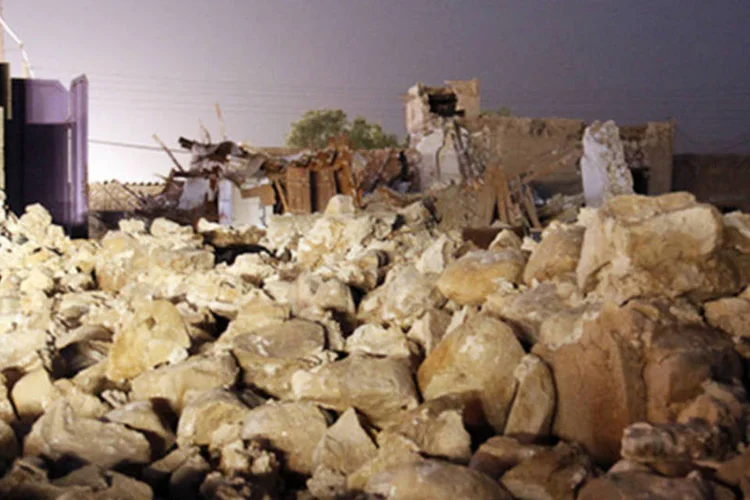 
	Casas destru&iacute;das ap&oacute;s o terremoto que atingiu a cidade de Bushehr, no Ir&atilde;: dois terremotos foram registrados no Ir&atilde; e no Paquist&atilde;o nas &uacute;ltimas 48 horas
 (Mohammad Salehinia/ISNA/Reuters)