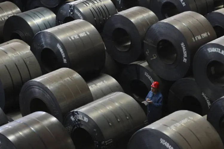 Empregado trabalhando em uma fábrica de exportação de aço em Taiyuan, na Província de Shanxi, na China (Jon Woo/Reuters)