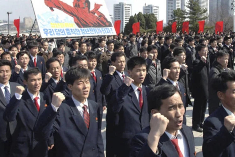 Pessoas fazem juramento diante das estátuas dos antigos líderes da Coréia do Norte, Kim Il-sung e Kim Jong-il, em Pyongyang (KCNA/Reuters)