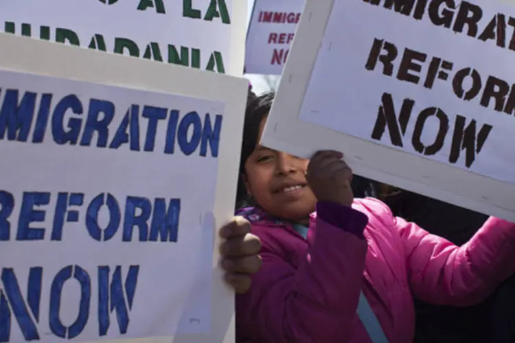 Garota segura banner em uma manifestação a favor da reforma da imigração que deverá ser aprovada no Congresso, em Nova Jersey (Eduardo Munoz/Reuters)