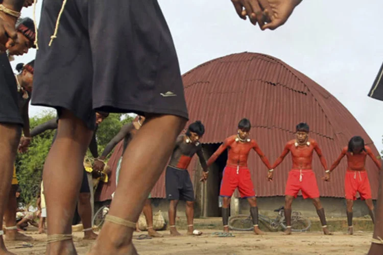 
	&Iacute;ndios xavantes realizam uma dan&ccedil;a ritual em Mar&atilde;iwats&eacute;d&eacute;, Mato Grosso:&nbsp;para o antrop&oacute;logo, &eacute; preciso fazer modifica&ccedil;&otilde;es que fortale&ccedil;am a presen&ccedil;a dos &iacute;ndios na Funai.
 (Paulo Whitaker/Reuters)