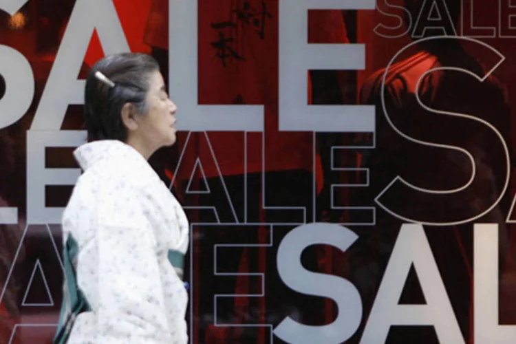 
	Mulher passa por uma loja no distrito comercial de Ginza, em T&oacute;quio: &iacute;ndice de sentimento atingiu 44,8 pontos em mar&ccedil;o, maior n&iacute;vel desde maio de 2007
 (Toru Hanai/Reuters)
