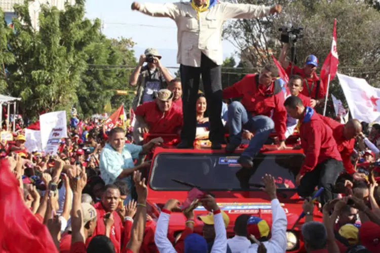 Presidente em exercício da Venezuela e candidato, Nicolas Madura cumprimenta seus simpatizantes durante um comício no estado de Falcon (Miraflores Palace/Divulgação)