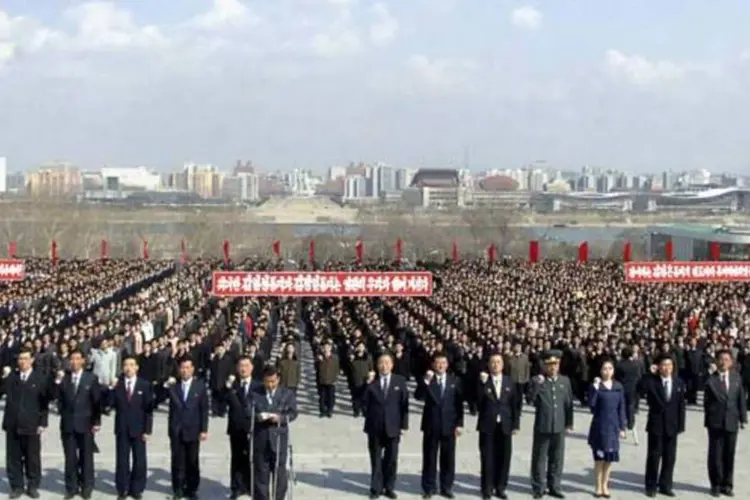 População participa de uma exaltação ante a estátua no ex-líderes norte coreanos Kim Il-sung e Kim Jong-il, na colina Mansudae, em Pyongyang (KCNA/Reuters)