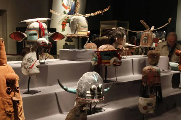 Antigas máscaras tribais reverenciadas como sagradas por uma tribo nativa norte-americana em exposição em uma casa de leilões em Paris (John Schults/Reuters)