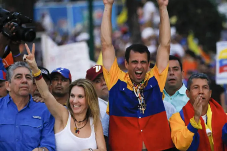 Candidato oposicionista Henrique Capriles cumprimenta simpatizantes durante comício no estado de Lara, na Venezuela (Carlos Garcia Rawlins/Reuters)