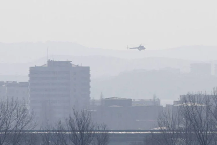 Helicóptero é visto na margem do rio Yalu, próximo da cidade norte-coreana de Sinuiju, em frente a cidade chinesa de Dandong (Jacky Chen/Reuters)