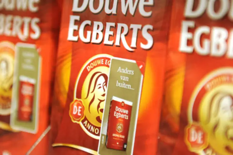
	Pacotes do caf&eacute; Douwe Egberts em um supermercado de Amsterdam: JAB tem ampliado seus neg&oacute;cios com bebidas quentes para aproveitar o forte crescimento do mercado (Toussaint Kluiters/United Photos/Reuters)