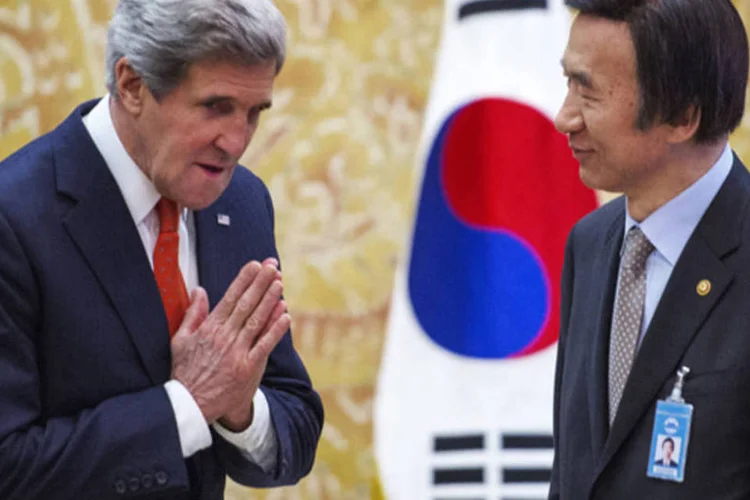 
	Secret&aacute;rio de Estado dos EUA, John Kerry, faz rever&ecirc;ncia ao ministro de Rela&ccedil;&otilde;es Exteriores da Coreia do Sul, Yun Byung-se, na Casa Azul, em Seul
 (Paul J. Richards/Reuters)
