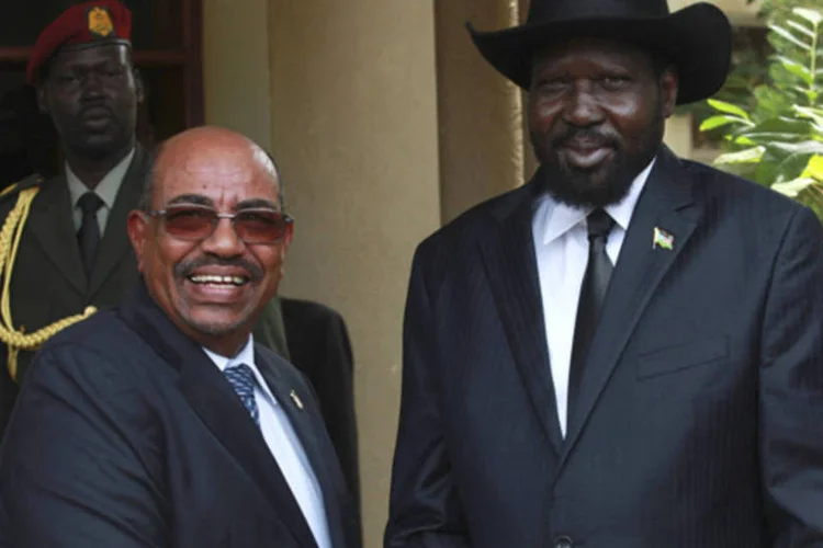 Presidente do Sudão do Sul, Salva Kiir, dá as boas-vindas ao seu homólogo do Sudão, Omar Hassan al-Bashir, em frente ao escritório presidencial (Andreea Campeanu/Reuters)