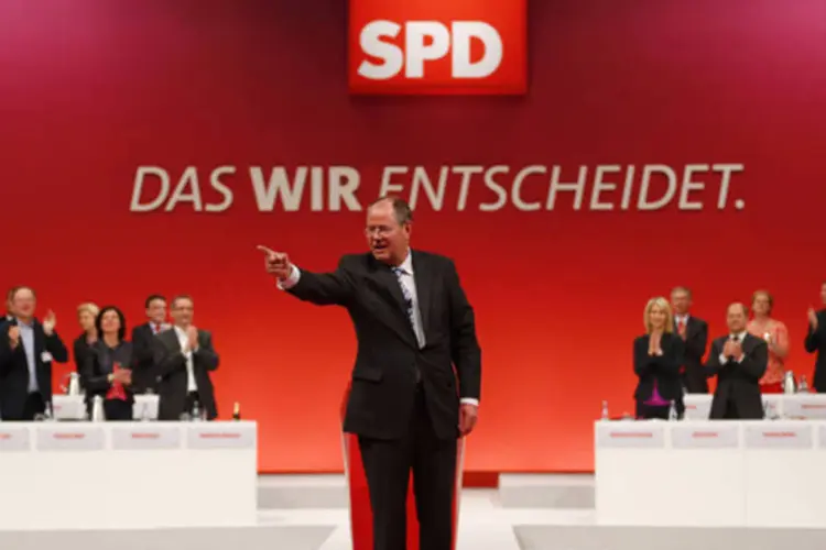Peer Steinbrueck, principal candidato do Partido Social Democrata Alemão (SPD), recebe ovações após discurso durante reunião extraordinária do partido em Augsburg (Kai Pfaffenbach/Reuters)