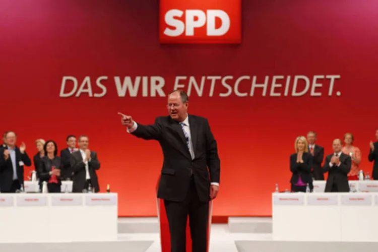 Peer Steinbrueck, principal candidato do Partido Social Democrata Alemão (SPD), recebe ovações após discurso durante reunião extraordinária do partido em Augsburg (Kai Pfaffenbach/Reuters)