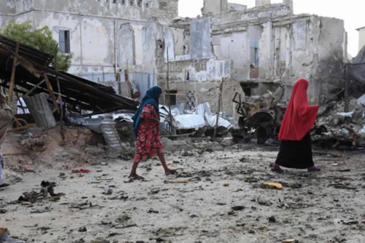 Mulher caminha no local de uma explosão na capital da Somália,  Mogadíscio (Omar Faruk/Reuters)