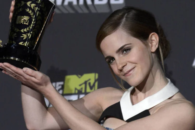 Emma Watson posa com o prêmio recebido no MTV Movie Awards 2013 na Califórnia (Phil McCarten/Reuters)
