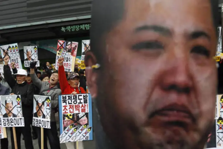 
	Imagem do ditador Kim Jong-un aparece em um protesto contra a Coreia do Norte em Seul, Coreia do Sul
 (Lee Jae-Won/Reuters)