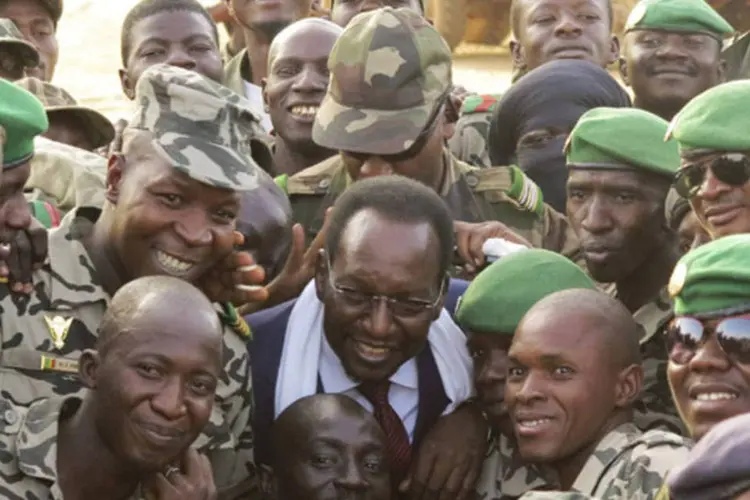 Presidente interino do Mali, Dioncounda Traore, posa para foto com tropas do país durante sua visita a base do exército na cidade de Nara (Adama Diarra/Reuters)