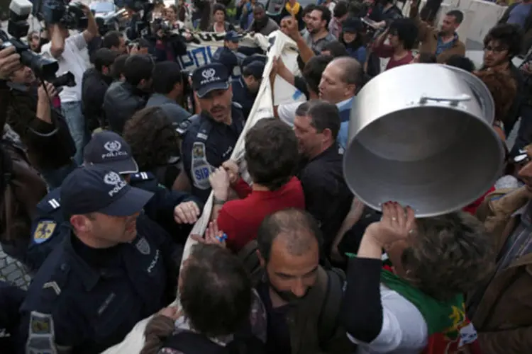 Policiais bloqueiam manifestantes que tentavam se aproximar do Hotel Ritz durante protesto em Lisboa contra o plano de austeridade (Rafael Marchante/Reuters)