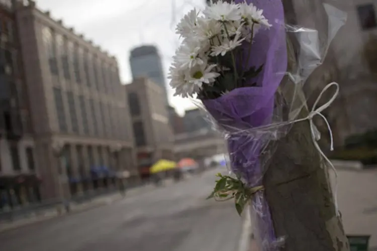 Flores são deixadas em árvore na Boylston Street em homenagem às vítimas do atentado na Maratona de Boston, em Massachusetts (Adrees Latif/Reuters)