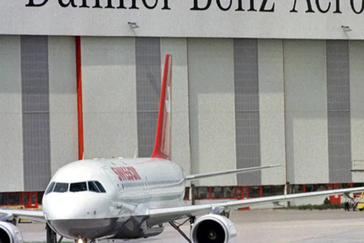 
	Novo Airbus A319 na f&aacute;brica Daimler Benz Aerospace (DASA) em Hamburgo: companhia vendeu 61,1 milh&otilde;es de a&ccedil;&otilde;es em meio &agrave; forte demanda de investidores internacionais
 (Peter Mueller/Reuters)