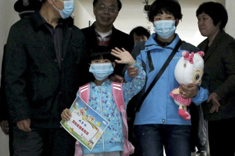 Garota confirmada como a primeira infectada com a nova cepa da gripe aviária na capital chinesa (China Daily/Reuters)