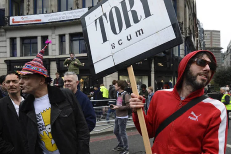 Manifestantes se reúnem antes do cortejo fúnebre da ex-primeira-ministra britânica, Margaret Thatcher, na Catedral de São Paulo, em Londres (Paul Hackett/Reuters)