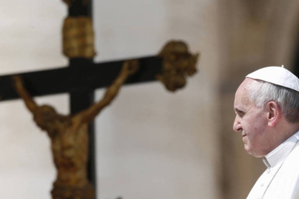Papa Francisco deve cortar bônus de funcionários