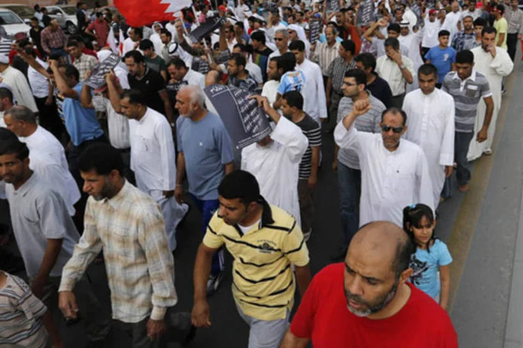 Manifestantes em marcha de protesto contra o governo em Bilad-Al-Qadeem, ao sul da capital Manama, no Barein (Hamad I Mohammed/Reuters)