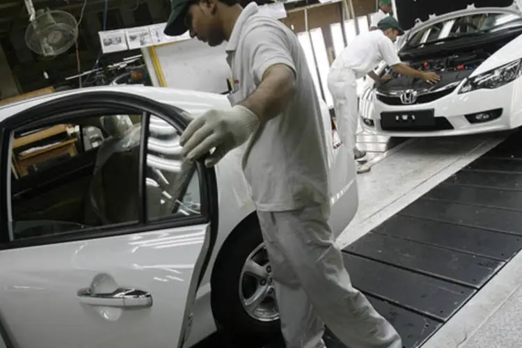 Trabalhador inspeciona um Honda Civic em uma fábrica da montadora em Nova Délhi, na Índia (Parth Sanyal/Reuters)