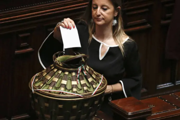 Roberta Lombardi, do Movimento 5-Estrelas, deposita o seu voto na urna durante a eleição presidencial no Parlamento italiano, em Roma (Tony Gentile/Reuters)