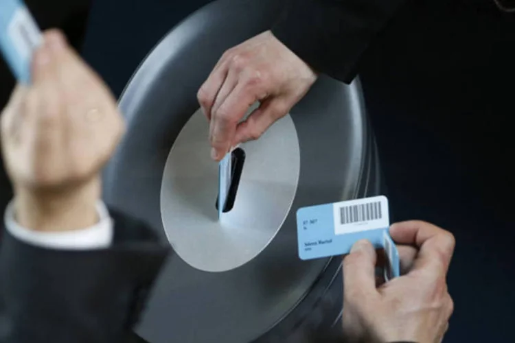 Membros da câmara baixa do parlamento alemão depositam seus votos sobre aprovação do resgate financeiro para o Chipre (Fabrizio Bensch/Reuters)