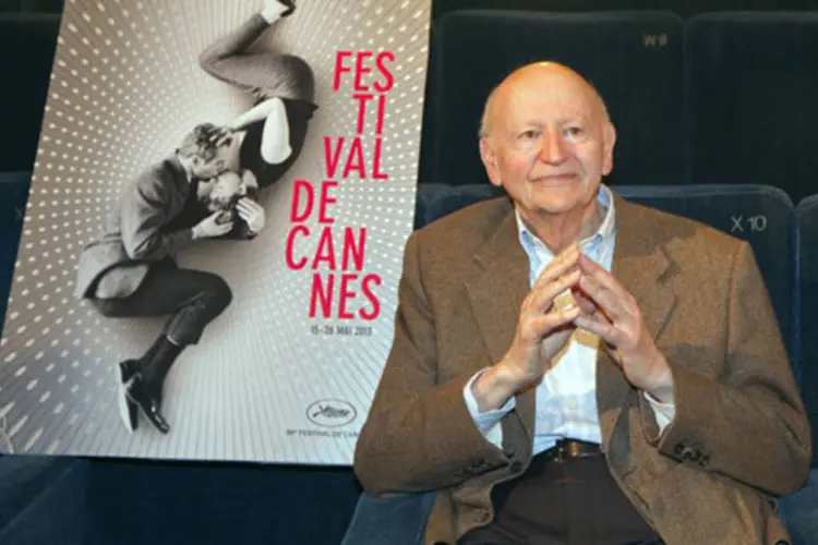 Diretor do festival de cinema de Cannes, Gilles Jacob, ao lado do cartaz da 66a edição do evento após coletiva de imprensa que anunciou os filmes competidores, em Pari (Charles Platiau/Reuters)