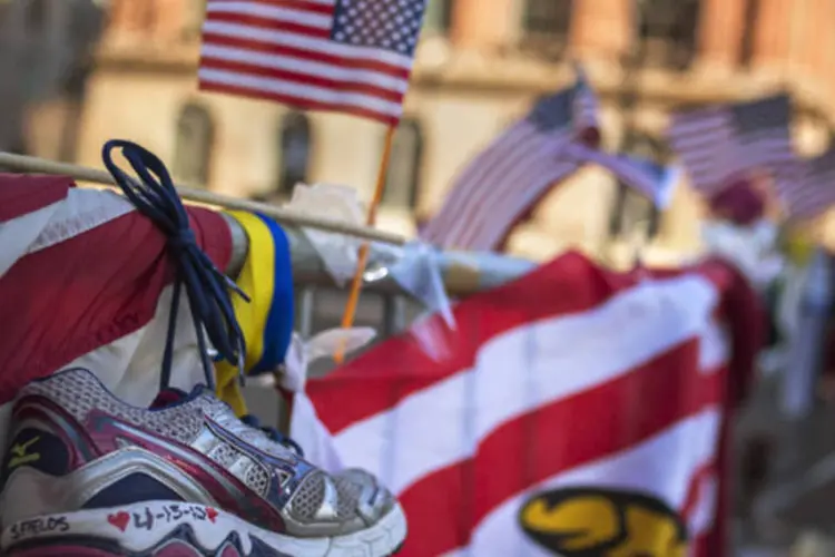 Sapato de corrida é visto em um memorial improvisado para as vítimas das explosões que atingiram a linha de chegada da Maratona de Boston (Shannon Stapleton/Reuters)