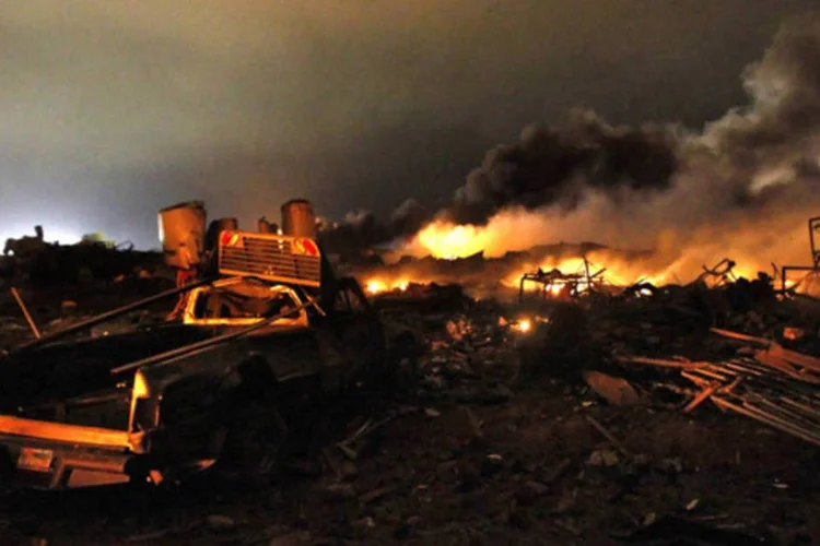 
	Ve&iacute;culo destru&iacute;do junto aos destro&ccedil;os da f&aacute;brica de fertilizantes que explodiu na cidade de West, pr&oacute;ximo a Waco, no Texas, EUA: &nbsp;a explos&atilde;o devastou entre 50 e 60 casas
 (Mike Stone/Reuters)