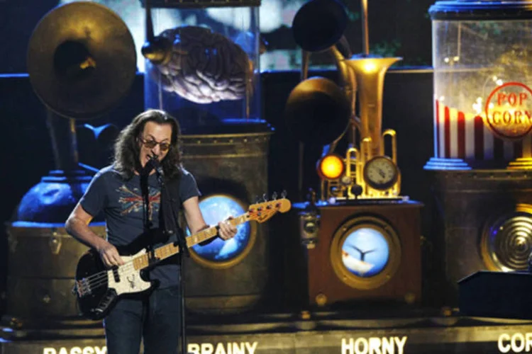 Músico Geddy Lee da banda canadense de rock Rush em apresentação durante a cerimonia de entrada ao Hall da Fama do Rock em Los Angeles (Mario Anzuoni/Reuters)