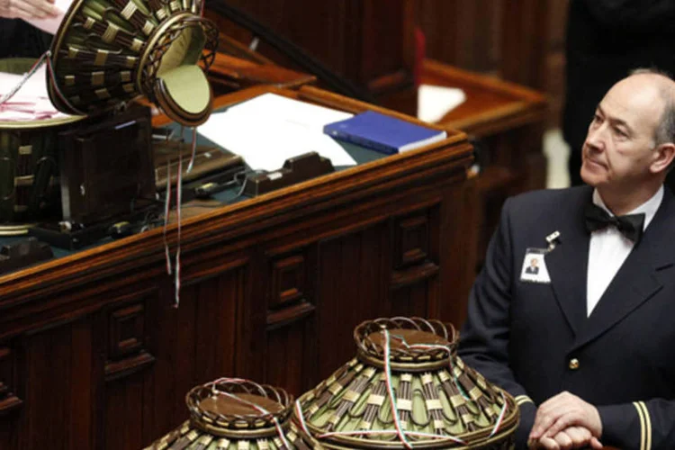 Assistente durante a abertura das urnas durante o segundo dia de votação presidencial no Parlamento da Itália, em Roma (Max Rossi/Reuters)